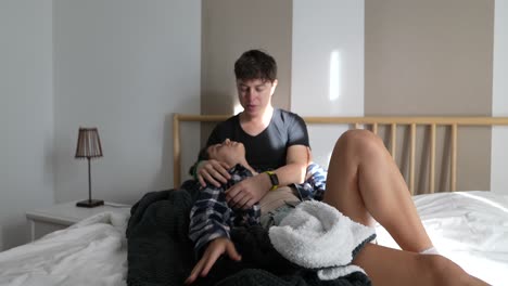 una pareja en un dormitorio.