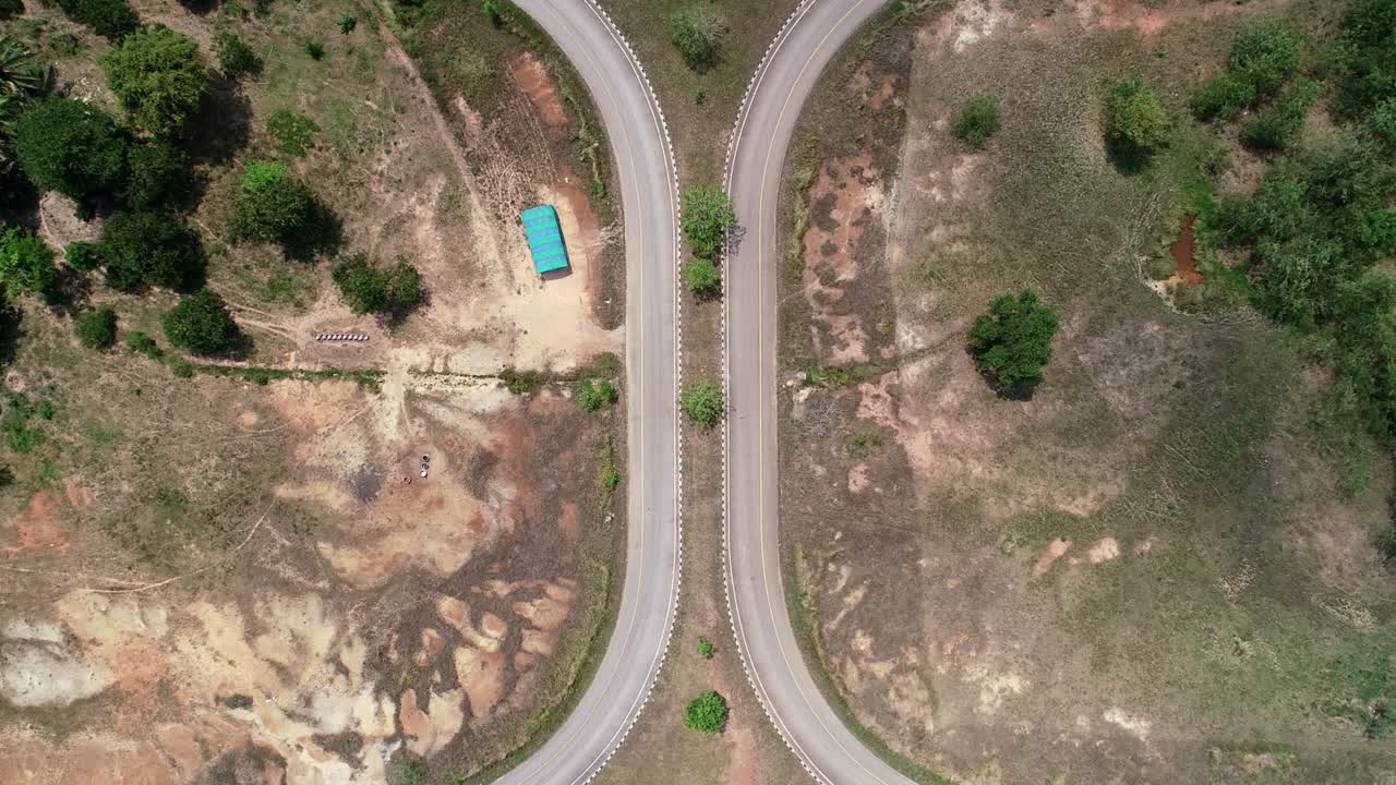 la carretera desde arriba de la intersección de la carretera vista aérea de arriba hacia abajo de la carretera road.u-turn tráfico de automóviles en una carretera grande