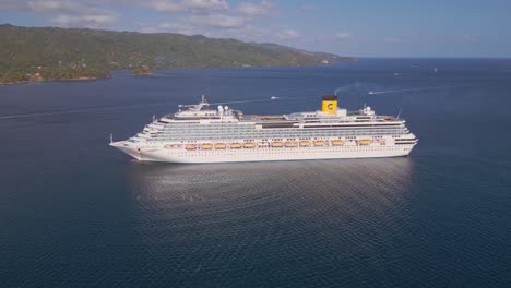 vista aérea del crucero de lujo costa pacifica cerca de la costa caribeña