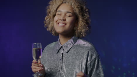 una mujer celebrando con champán.