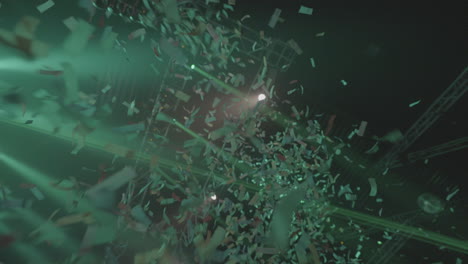disparo de bajo ángulo dentro de una sala con confeti colorido cayendo del techo en cámara lenta durante un evento o fiesta con luces y láser