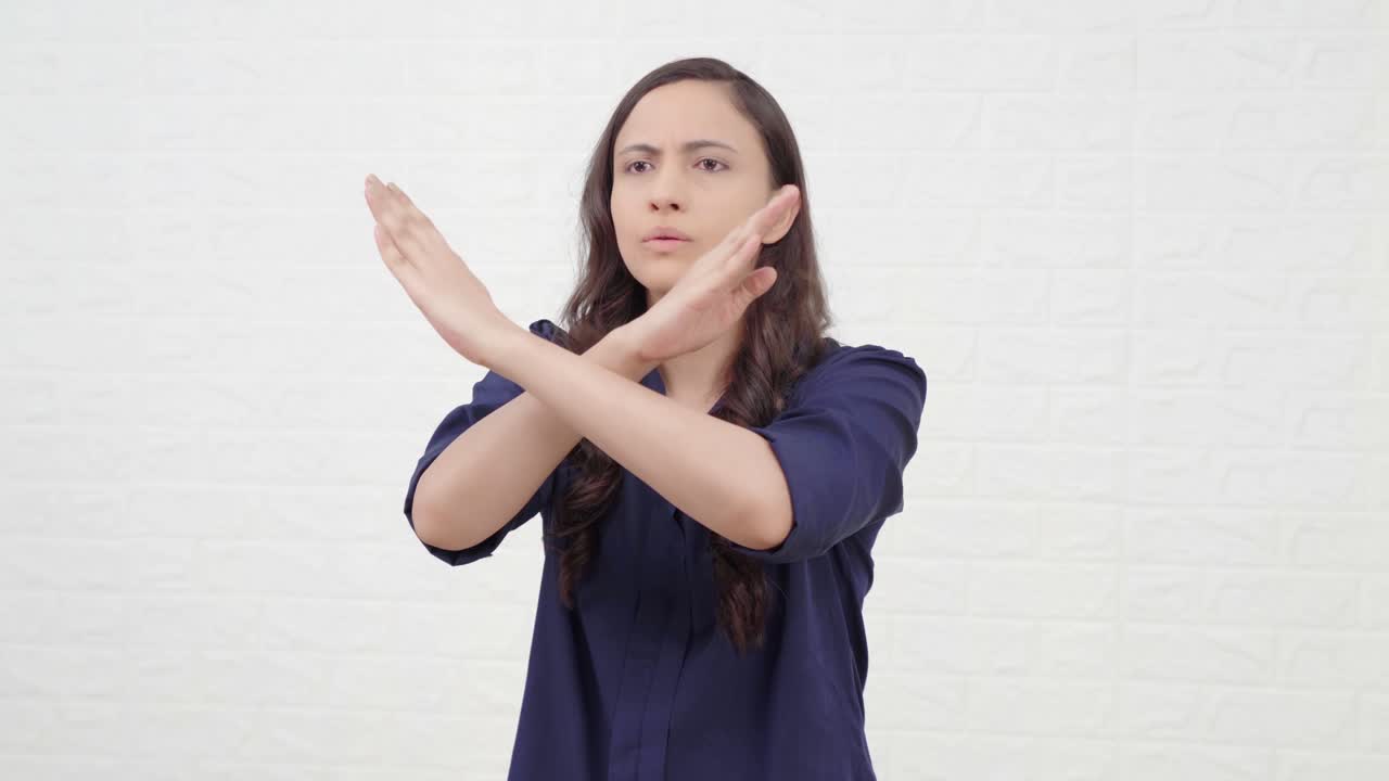 chica india pidiendo que se detenga