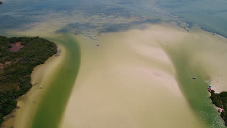 Vista-Aérea-De-La-Isla-Paradisíaca-Holbox-En-México,-Hermoso-Paisaje-De-Isla-Y-Laguna-Poco-Profunda