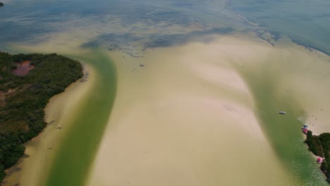 vista aérea de la isla paradisíaca holbox en méxico, hermoso paisaje de isla y laguna poco profunda