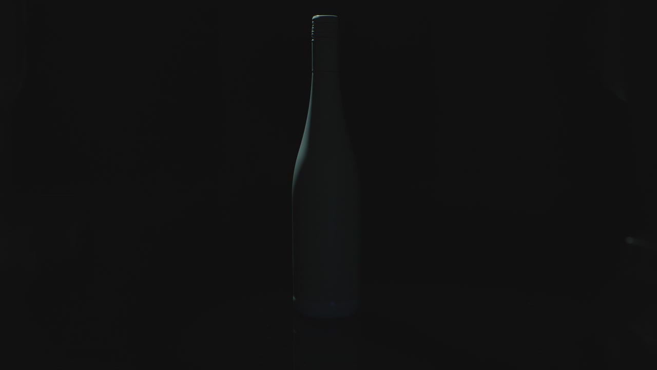 patrones de luz proyectados en una botella de vino oscura