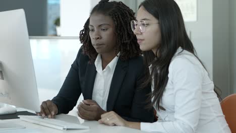 young businesswomen using desktop computer