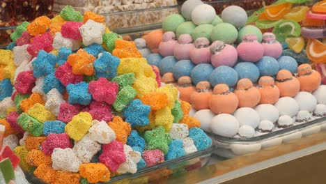 exhibición de delicias turcas coloridas y otros dulces