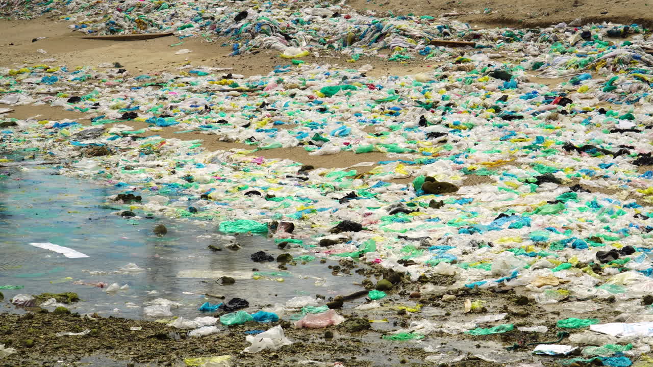 botellas de plástico en el mar