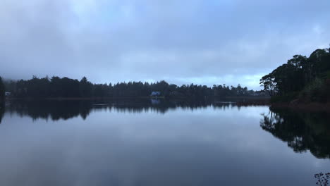 Friedlicher-Garnisonsee,-Port-Orford-Oregon-Curry-County-Vereinigte-Staaten-Hintergrund-Mit-Malerischen-Bäumen-Und-Himmel---Weite-Aufnahme