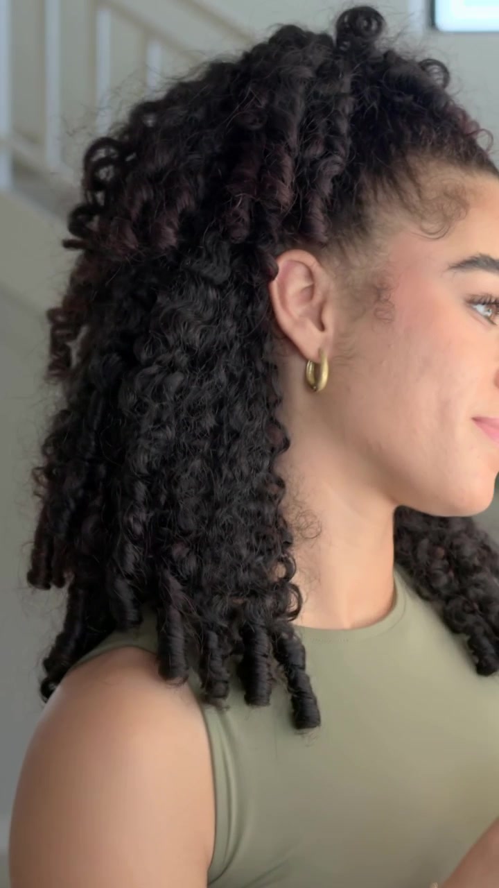 Video verticale: Donna con top color oliva che allunga il braccio tenendo una tazza vicino alle scale, con spazio per il testo