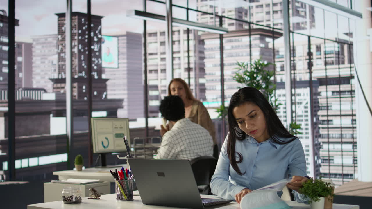 Mujer trabajando en una computadora portátil en una oficina moderna