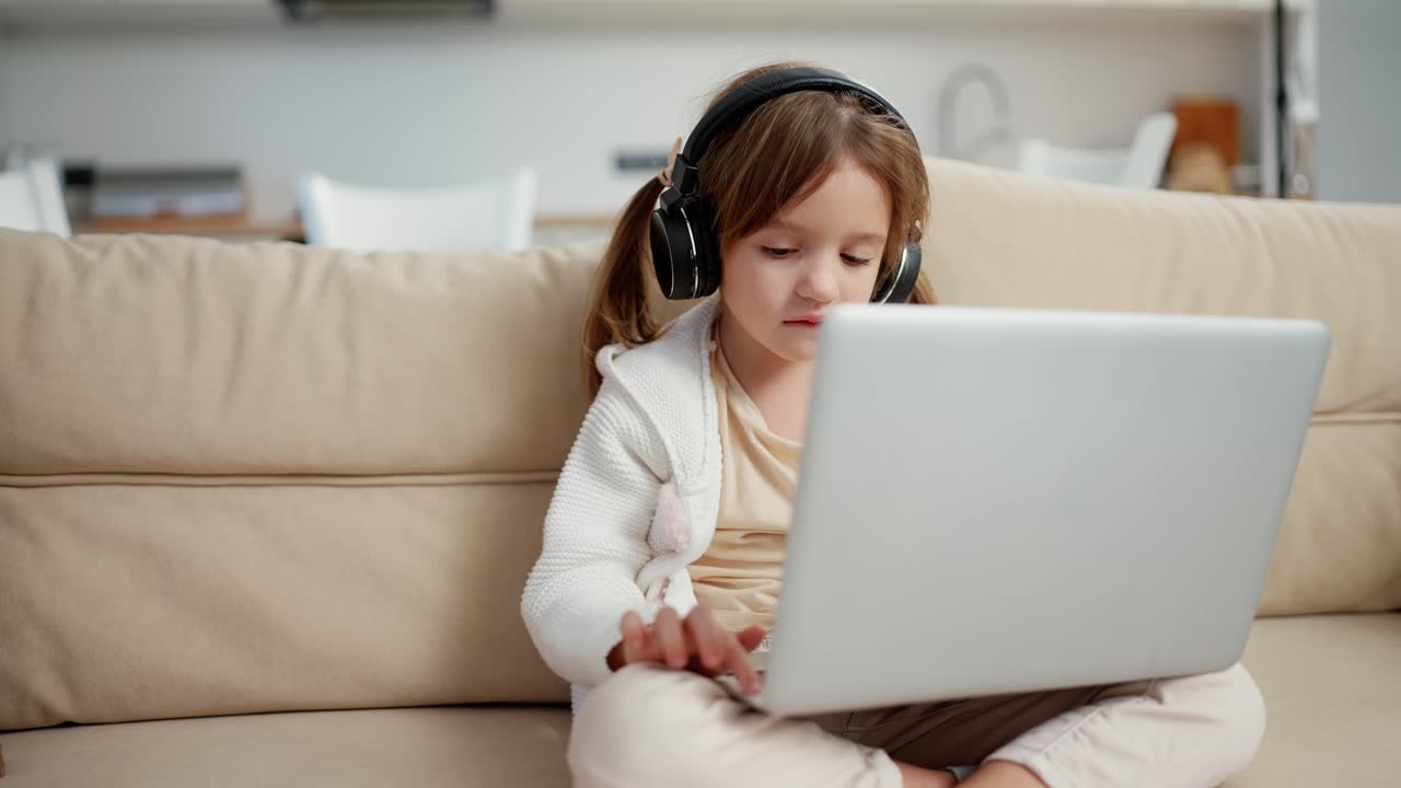 маленький ребенок дошкольника образовательные мультфильмы и прослушивание на диване