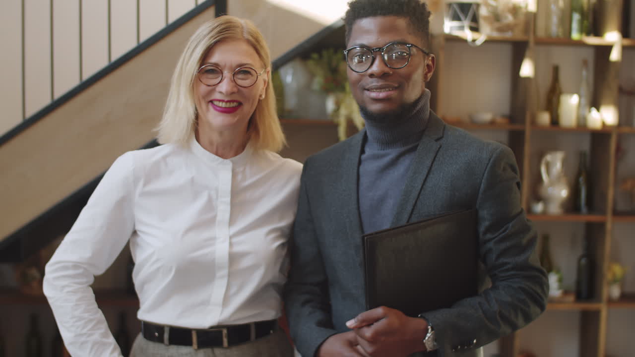 retrato de un hombre y una mujer de negocios multiétnicos felices