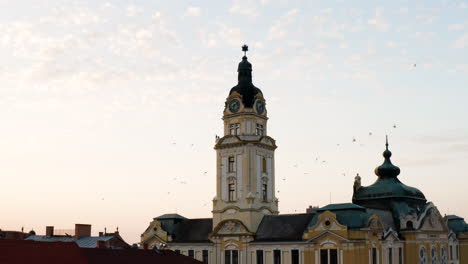 Ayuntamiento-Del-Condado-De-Pecs-En-La-Plaza-Szechenyi-Durante-El-Amanecer-En-Pecs,-Hungría