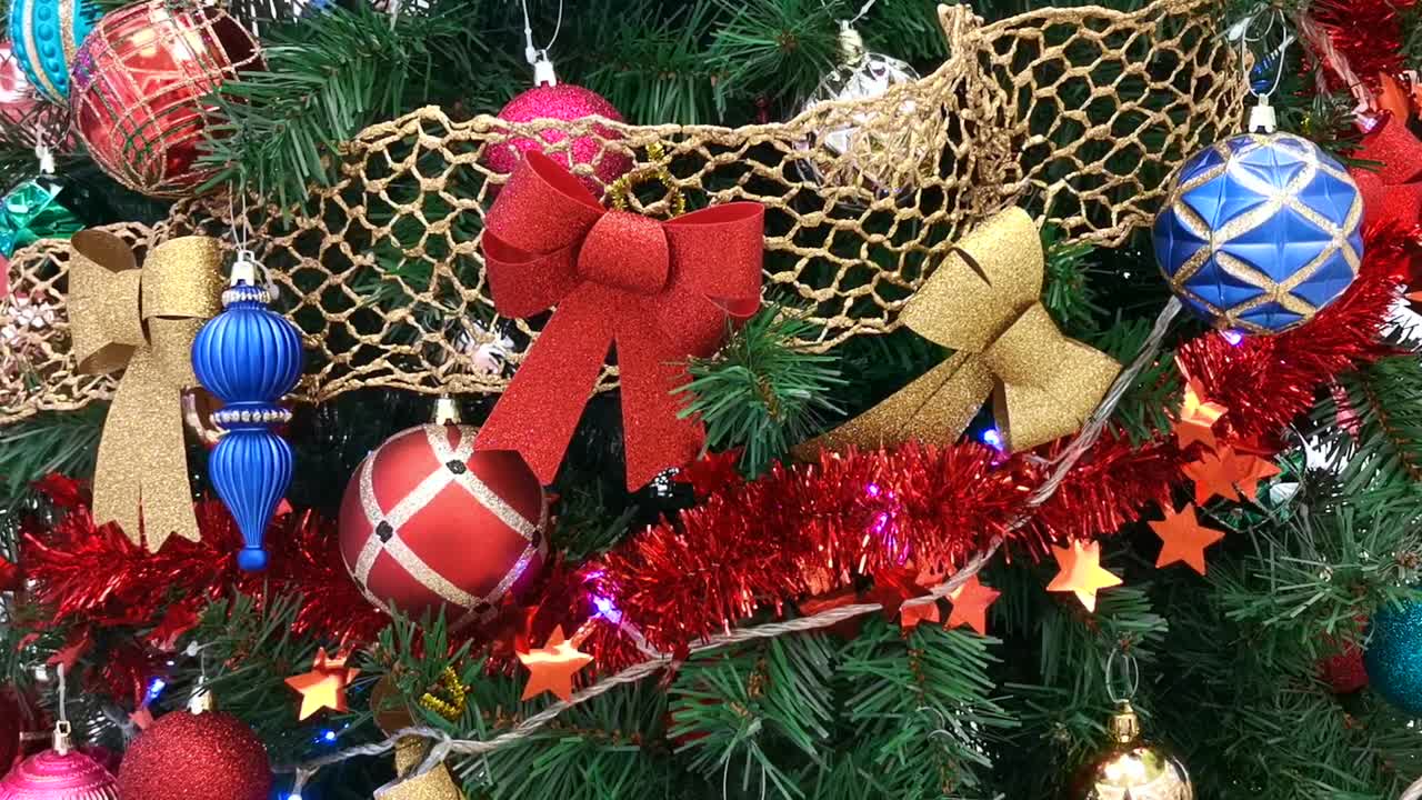 세련된 트리 장식, 반짝이는 공, 번쩍이는 불빛과 함께 매력 금속 컬러 리본 나비