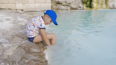 Niño-En-La-Terraza-De-Travertino-En-Pamukkale-Turquía