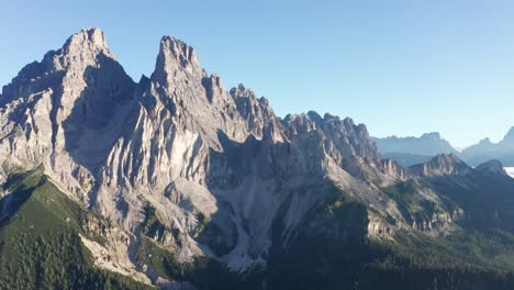 Vista-Panorámica-Aérea-De-La-Montaña-Monte-Cristallo-En-Belluno-Durante-El-Amanecer