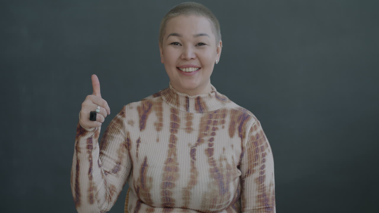 행복한 여성이 엄지손가락을 올리고