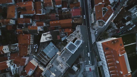 Paisaje-Urbano-De-Ciudad-Dividida-Y-Tráfico,-Vista-Aérea-De-Arriba-Hacia-Abajo