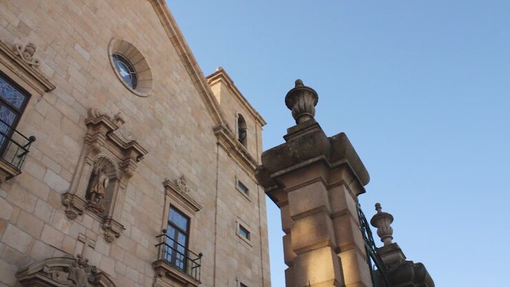 Edificio Cattedrale Chiesa Città Patrimonio Viaggi Persone Mattina Soleggiato Cielo Blu Edificio antico Portogallo Pietre Muro di pietra Movimento panoramico