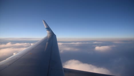 Looking-to-the-clouds-on-the-airplane