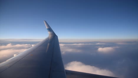 mirando a las nubes en el avión