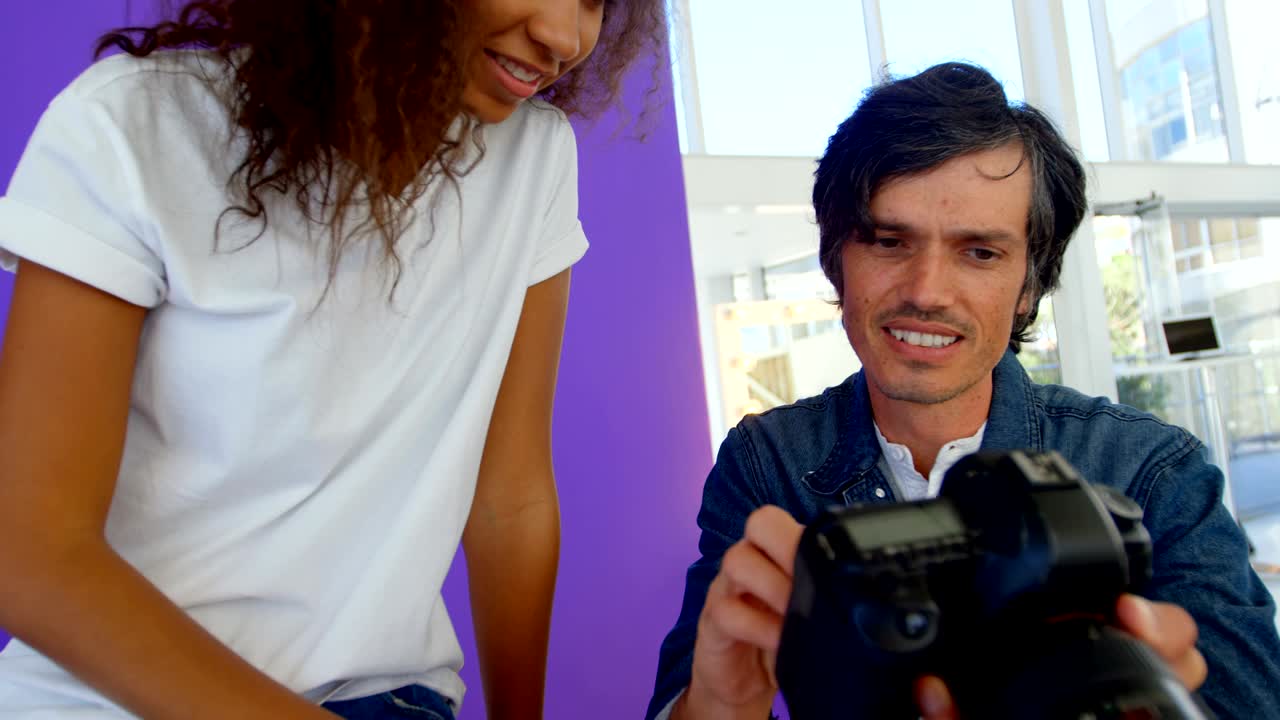 Modella e fotografo insieme 4K