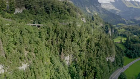 la cámara del avión no tripulado se está moviendo hacia adelante y muchas cuatro ruedas están corriendo en la carretera, la mejor vista cinematográfica