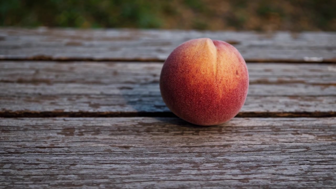 Satu Buah Persik Matang di Permukaan Kayu Tua