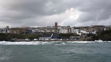 mar embravecido y viento fuerte cuando la tormenta alex golpea newquay en la costa de cornualles en inglaterra