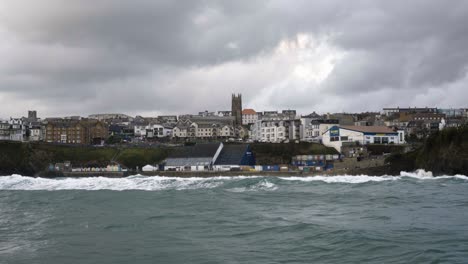 暴風雨亞歷克斯在英國康沃爾郡海岸的紐奎 (newquay) 襲擊時,海面暴動和強風