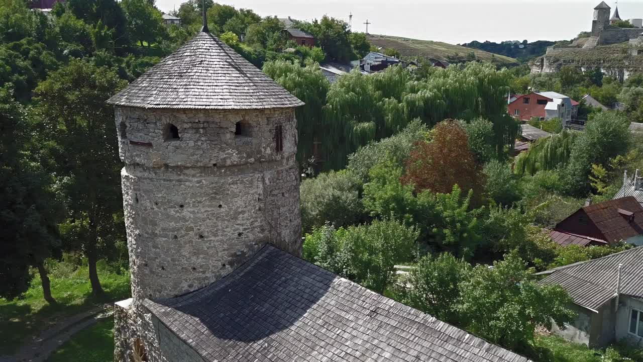 vista aérea, pan de medio círculo de la torre rutenia, lejos el viejo castillo en kamianets podilskyi, ucrania en un día soleado