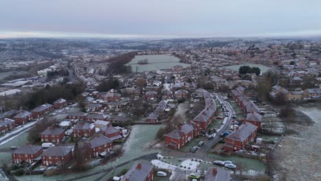 la vista de invierno del ojo de drone captura el típico desarrollo de viviendas de propiedad del consejo urbano del reino unido de dewsbury moor estate con casas adosadas de ladrillo rojo y el industrial yorkshire