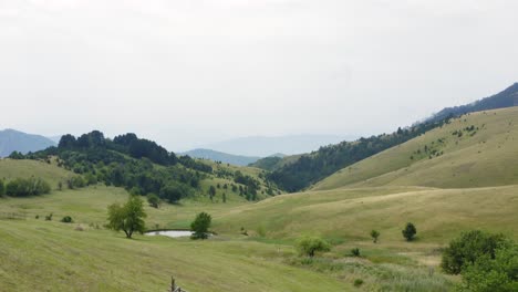 Impresionante-Paisaje-Montañoso-De-Jadovnik-En-Serbia-Durante-El-Día---Toma-Aérea-De-Drones