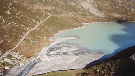 vuelo vertical de drones lago azul de los alpes en austria vorarlberg