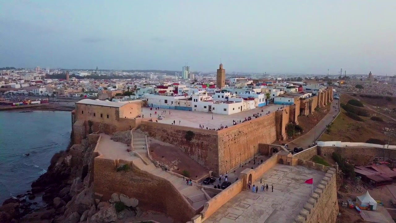 Drone stiger op og trækker sig tilbage fra Rabats Kasbah of the Udayas over kysten