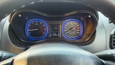 vista del grupo de instrumentos de un coche indio que acelera