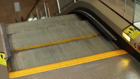 las escaleras mecánicas se mueven en el museo de melbourne