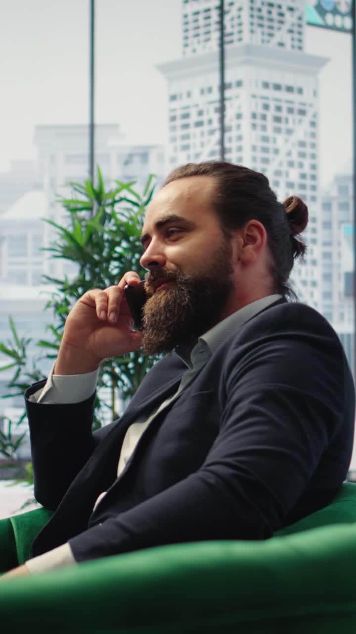 Video verticale: CEO che fa multitasking e gestisce un'importante telefonata con gli investitori