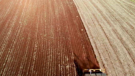 tractor con sembradora en el campo
