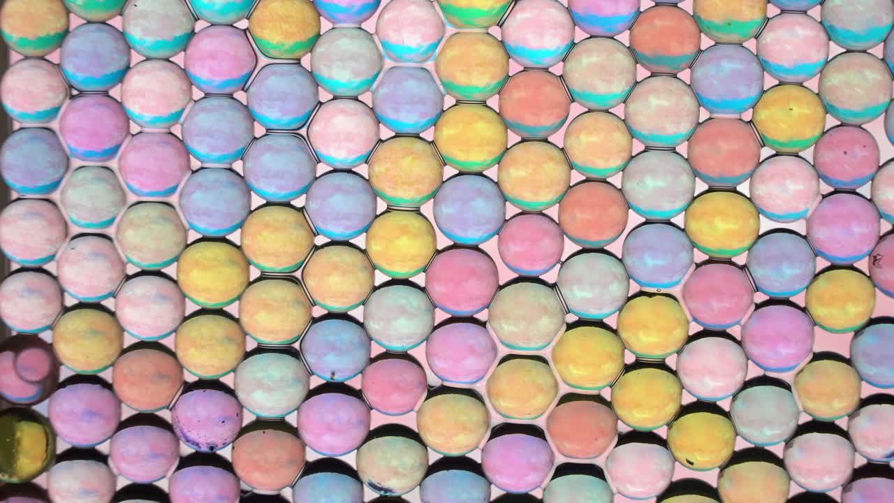 다채로운 빛 패턴을 반사하는 미니 색의 크리살 글로브; 루프