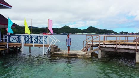 Turistas-En-El-Cenador-De-Madera-En-La-Bahía-De-Sogod