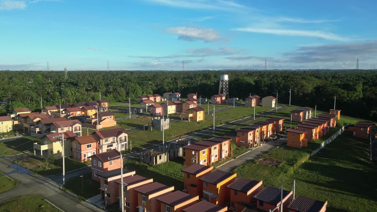 Ripresa in scivolata laterale parallela a file di case a Camella Homes Alfonso Cavite, Filippine.