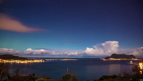 lapso de tiempo, noche blanca sobre noruega, nubes y luces costeras en la noche de verano