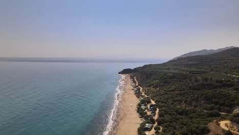 clip aéreo de drones sobre una hermosa playa en kavala, macedonia, grecia