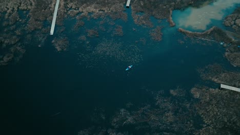 Vista-De-Arriba-Hacia-Abajo-Del-Kayakista-En-El-Agua-Del-Lago-Azul-En-Saint-come,-Quebec,-Canadá