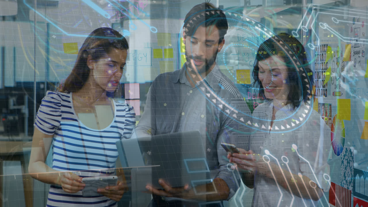 animación de procesamiento de datos en pantalla digital sobre compañeras de trabajo caucásicas y masculinas