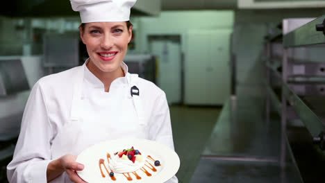 el cocinero feliz adornando el plato de postre