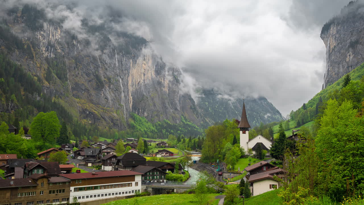 스위스 알프스 (alps) 에 있는 라우터브룬 (lauterbrunnen) 마을의 풍경, 집과 풍경