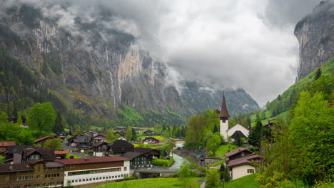 Timelapse-De-Lauterbrunnen,-Suiza,-Pintoresco-Pueblo-En-Los-Alpes-Suizos,-Casas-Y-Paisajes